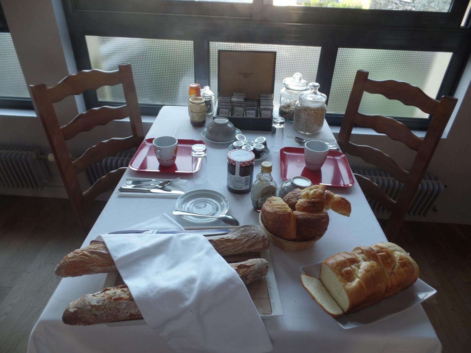 Logis Hotel Restaurant Le Commerce Guichen エクステリア 写真